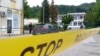 Policija u dvorištu škole u Lukavcu kod Tuzle, na sjeveru BiH gdje se desio incident, 14. juna 2023.