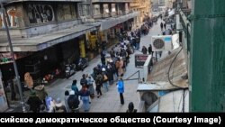 Ruski državljani čekaju u redu u centru Beograda da daju potpis za kandidaturu Borisa Nadeždina