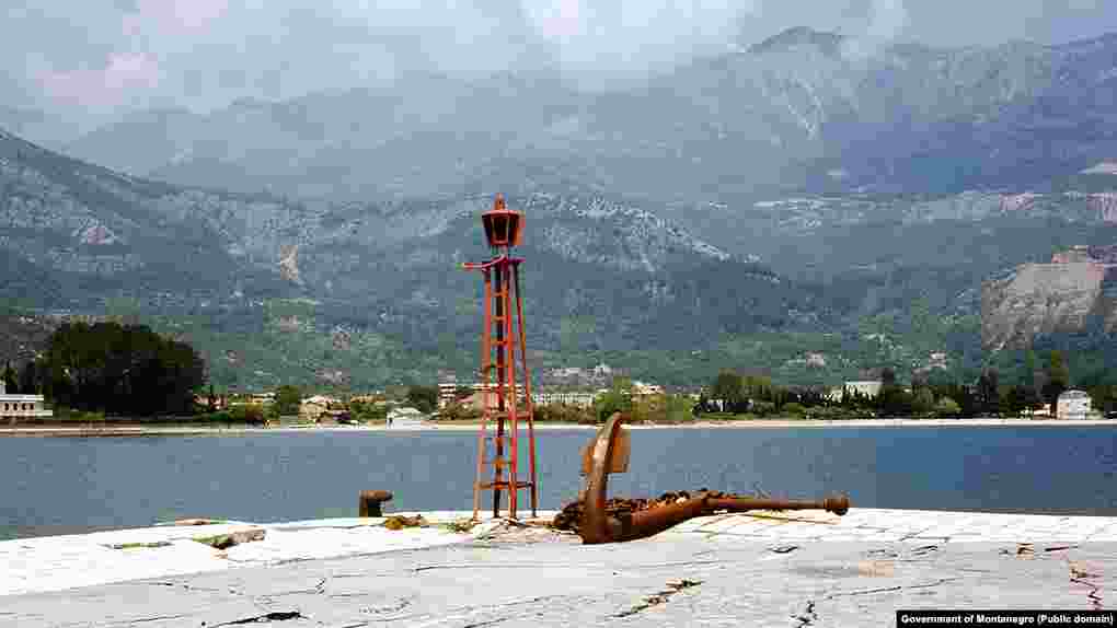 Pogled sa svjetionika Pizane, dijela budvanskog pristaništa do kojeg je 1979. vodila od potresa napukla riva. Pogled na&nbsp; zaleđe Slovenske plaže &quot;ukrašavaju&quot; betonski mastodonti, na samoj &quot;pjeni od mora&quot;. &nbsp;