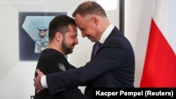 Președintele Poloniei, Andrzej Duda, îl întâmpină pe președintele ucrainean Volodimir Zelenski la Palatul Prezidențial din Varșovia, în Polonia, pe 5 aprilie 2023.