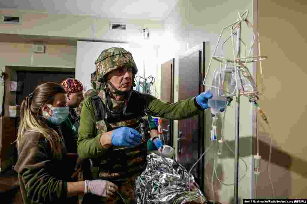 Українські військові медики надають допомогу пораненому бійцю у стабпункті. Бахмут, листопад 2022 року