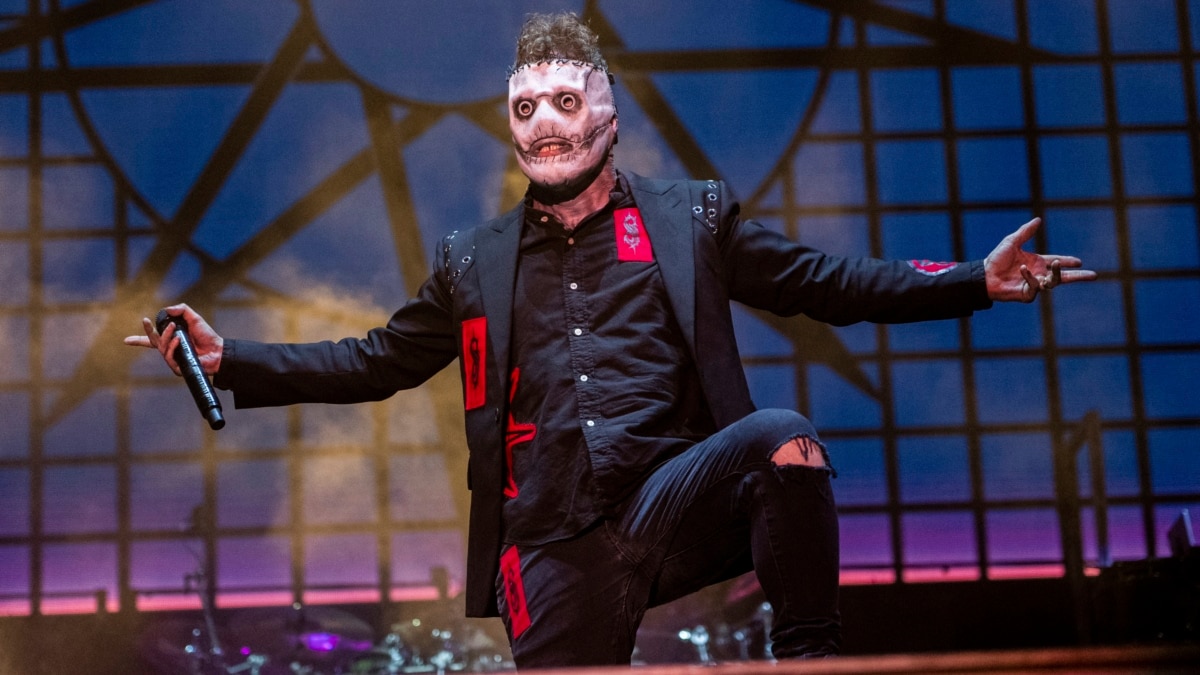 Зад страшната му маска се крие тайната на уплашено момче,