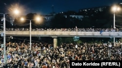 Протестующие на площади Героев в Тбилиси в ночь со 2 на 3 мая 2024.