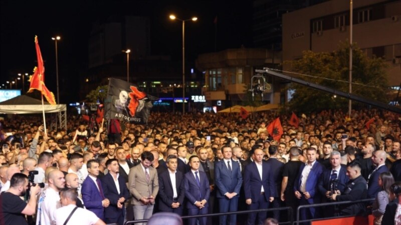 Знаме на „Голема Албанија“ на концертот за Курти во Тетово