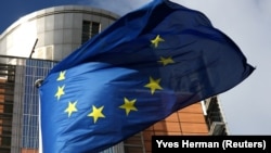 Flamuri i BE-së i vendosur pranë ndërtesës së Komisionit Evropian. Fotografi ilustruese nga arkivi. 