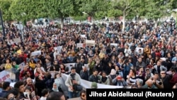 Jogvédő csoportok tüntetnek Tuniszban 2023. február 25-én, miután Kaisz Szajed tunéziai elnök utasítást adott a biztonsági erőknek, hogy utasítsanak ki minden, okmányokkal nem rendelkező bevándorlót