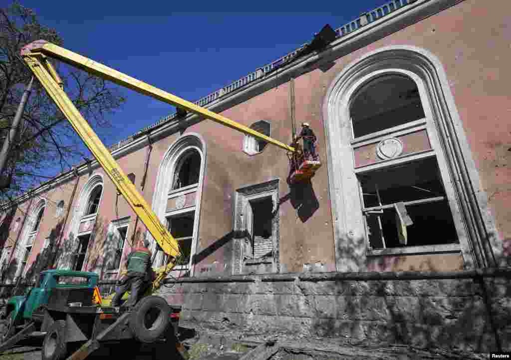 Komunalci rade na mjestu ruskog raketnog udara u Zaporižju, 8. maja 2024. Vlasti su navele da su energetska postrojenja bombardirana oko 180 puta od početka ruske invazije u februaru 2022. godine, a od toga pet puta u posljednjih nekoliko sedmica.