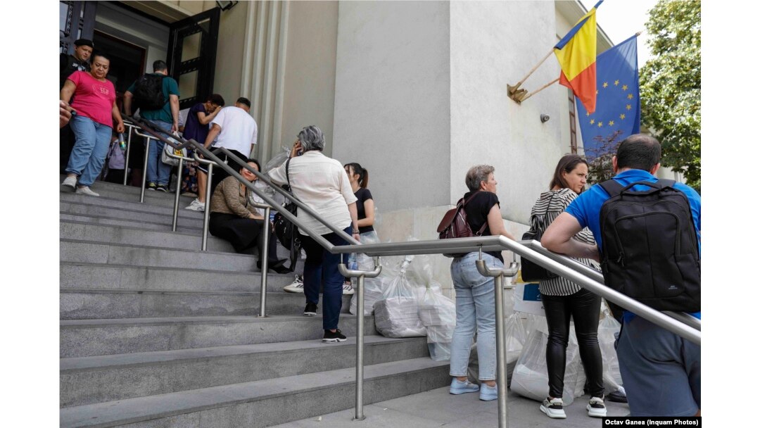 Zeci de memberii ai secțiilor de votare din sectorul 1 au așteptat ore în șir predarea buletinelor de vot.