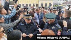 Policija legitimiše okupljene na parkingu u Banjaluci, 13. april 2023. 