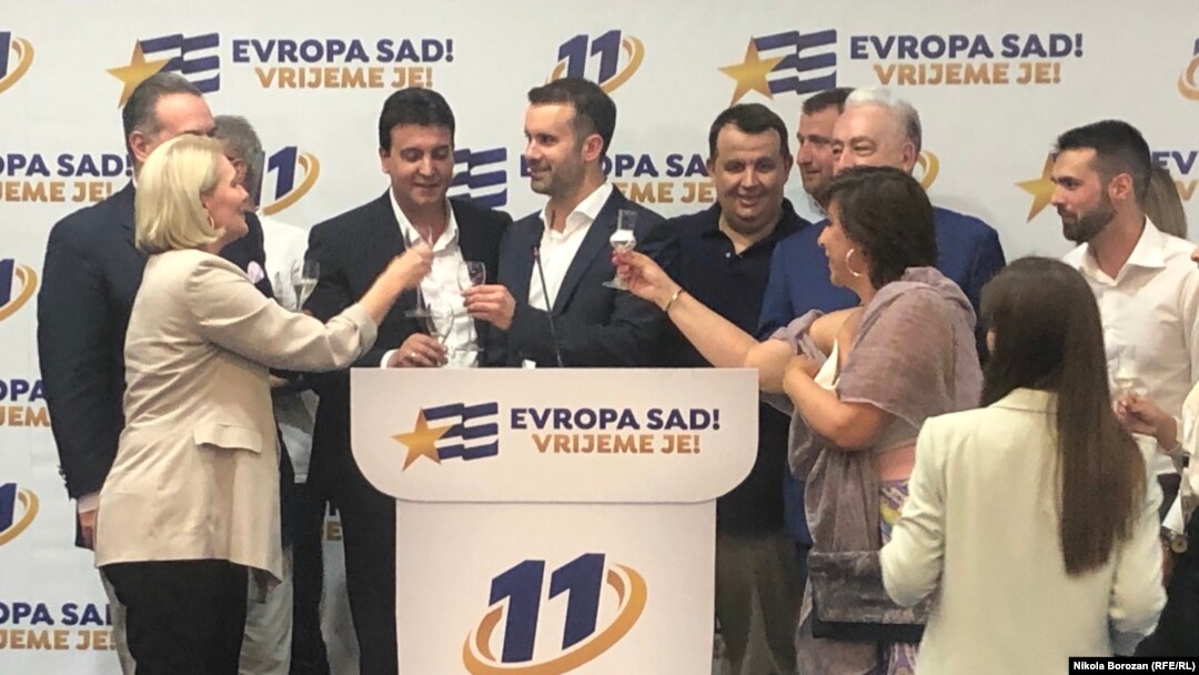 Водачът на листата Милойко Спаич (в средата) празнува победата на формацията, която е създадена преди по-малко от година