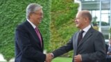 Канцлер Германии Олаф Шольц приветствует президента Казахстана Касым-Жомарта Токаева (слева). Берлин, 29 сентября 2023 года