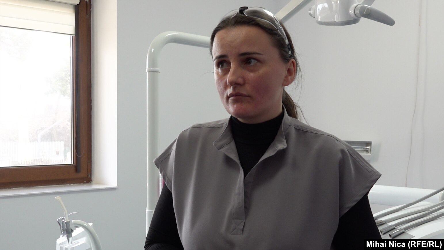 Mădălina Teodora Vlad este medic stomatolog în comuna Colelia, județul Ialomița. Pentru a ajunge aici, face zilnic naveta de 240 km, din București.