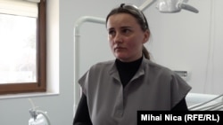 Mădălina Teodora Vlad este medic stomatolog în comuna Colelia, județul Ialomița. Pentru a ajunge aici, face zilnic naveta de 240 km, din București.