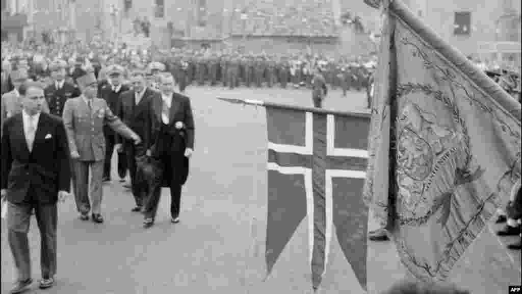 Za desetu godišnjicu Dana D 1954. godine, ceremonije su poprimile službeniji ton. Francuski predsjednik René Coty, rodom iz Le Havrea, svečano je otvorio Muzej Dana D, prvi muzej izgrađen u Normandiji u znak sjećanja na iskrcavanje. Osamdeseta godišnjica vjerovatno će biti posljednja desetogodišnjica na kojoj će veterani koji su se borili i preživjeli biti prisutni na plažama na kojima su poginule hiljade njihovih kolega.