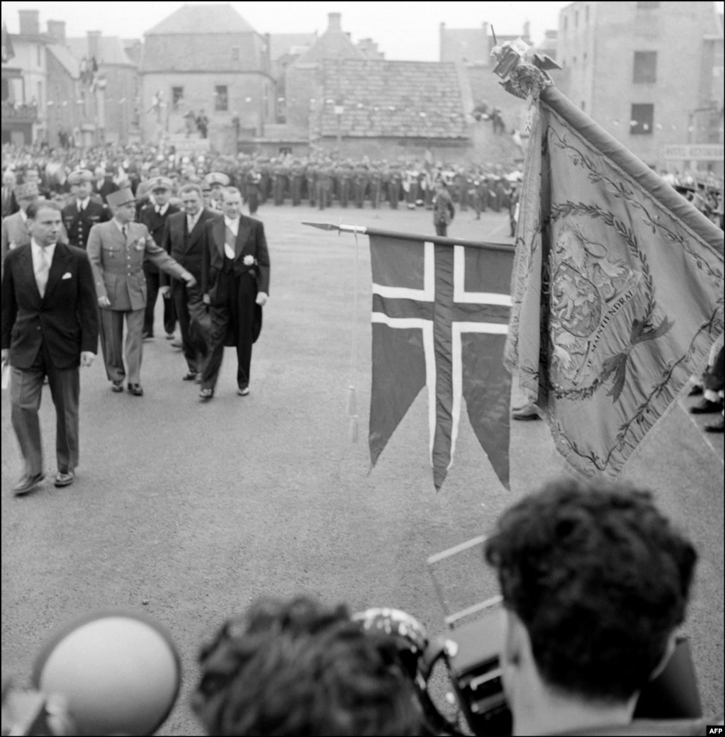 Për 10-vjetorin e Ditës D më 1954, ceremonitë fituan një ton më zyrtar. Presidenti francez, René Coty, me origjinë nga Le Havre, përuroi Muzeun Dita D, muzeun e parë të ndërtuar në Normandi për të përkujtuar zbarkimet. Shënimi i 80-vjetorit ka të ngjarë të jetë jubileu i fundit, në të cilin veteranët që luftuan dhe mbijetuan, do të jenë të pranishëm në plazhet ku vdiqën mijëra bashkëluftëtarë të tyre.