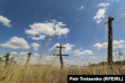 То, что осталось от старого кладбища, часть которого смыло рекой. Село Облавка, Западно-Казахстанская область, 4 августа 2023 года