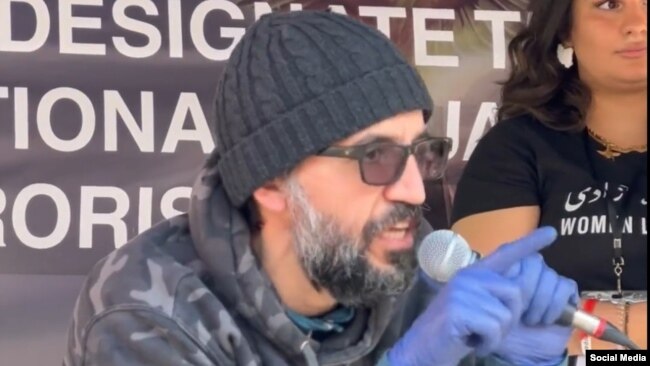 وحید بهشتی، فعال حقوق بشر، در تحصن در مقابل وزارتخانه خارجه بریتانیا