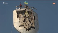 На щиті монумента «Батьківщина-мати» встановили герб України (відео)