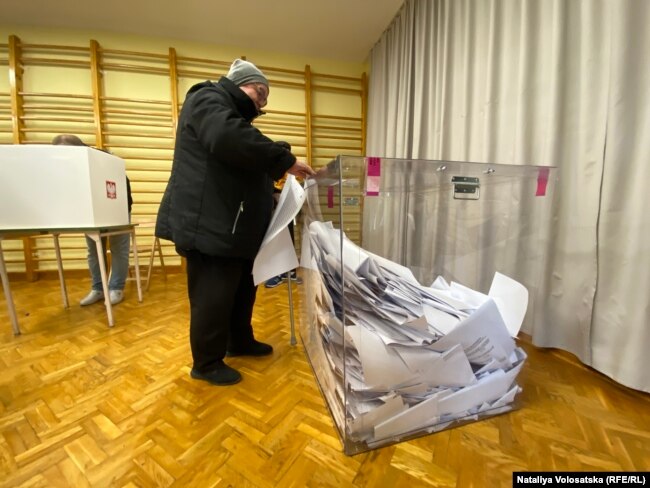 Під час голосування на вибюорчій дільниці у Варшаві
