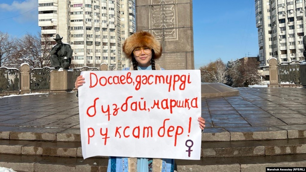  Активистка Лия Берген с плактом «Досаев, не нарушай традиции, разреши марш!»