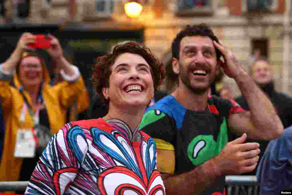 Тамашачылар ачылыш тантанасын күзәтә