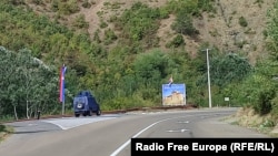 Kosovska policija blokirala je glavnu cestu koja vodi prema selu Banjska, 24. septembar 2023. 