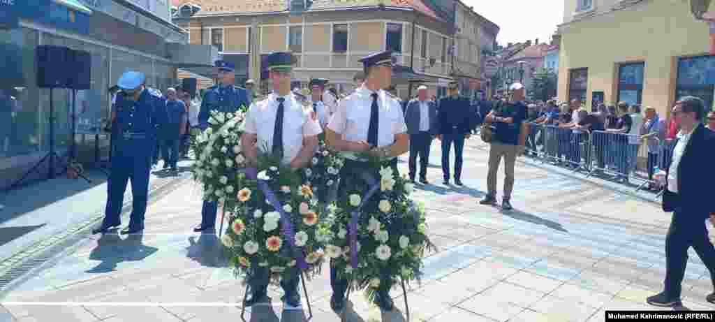 U entitetu Federacija Bosne i Hercegovine 25. maj je Dan žalosti. Predsjedavajuća tročlanog Predsjedništva BiH Željka Cvijanović na vanrednoj sjednici nije podržala zaključak da&nbsp;Vijeće ministara BiH donese odluku da se 25. maj proglasi Danom žalosti u BiH, u znak sjećanja na žrtve na Kapiji.