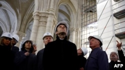 Еманюел Макрон и съпругата му Бриджит посетиха Нотр Дам и обсъдиха възстановителни дейности в катедралата на 14 април 2023