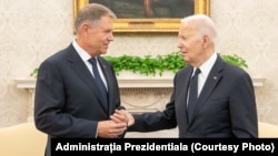 Румыния президенті Клаус Йоханнис (сол жақта) пен АҚШ президенті Джо Байден Ақ үйде. Вашингтон, АҚШ, 7 мамыр, 2024 жыл.