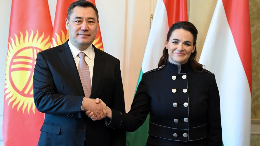 Еркек пен әйелдің эротикалық секс видеосы Камминг әйелдердің қатысуымен жасалған орыс үй порносы