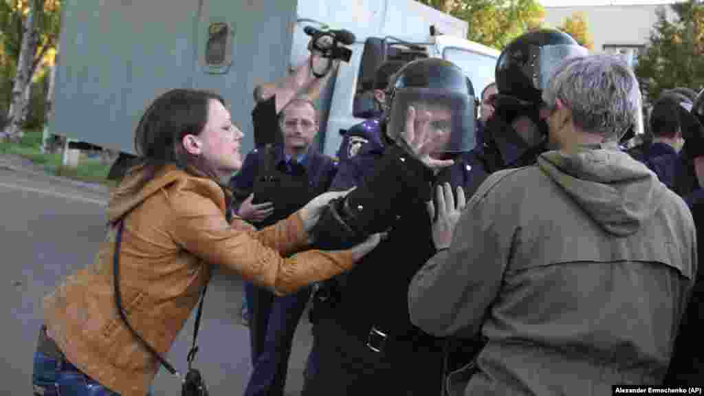 Őrizetbe vett oroszbarát tüntetők hozzátartozói csapnak össze az ukrán rendőrséggel Mariupolban 2014. május 7-én. Április 7-én Donyeck, a Mariupoltól száz kilométerre északra fekvő nagyváros de facto szeparatista ellenőrzés alá került, Mariupol státusza pedig úgy tűnt, hogy veszélyben van