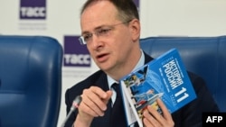 Vladimir Medinski orta məktəb şagirdləri üçün dünya tarixi və Rusiya tarixi üzrə yeni dərsliklərin təqdimatında.