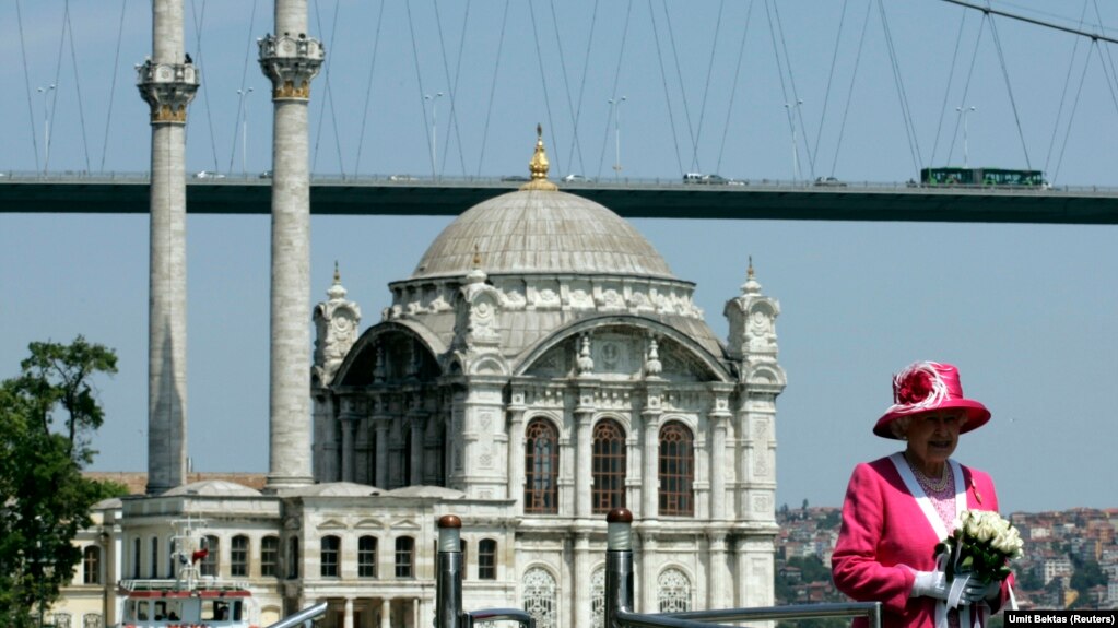 Gjatë vizitës së saj shtetërore në maj të vitit 2008, Mbretëresha Elizabeth e Britanisë pozoi pranë xhamisë Ortakoy dhe Urës së Bosforit. Qëllimi i kësaj vizite ishte nxitja e marrëdhënieve më të forta diplomatike ndërmjet Mbretërisë së Bashkuar dhe Turqisë, si dhe nderimi për trashëgiminë osmane të Turqisë.