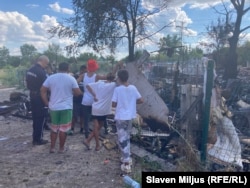 Të nesërmen në vendin e ngjarjes u panë banorë dhe pjesëtarë të policisë.