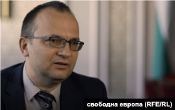 Martin Dimitrov, fost deputat al alianței pro-europene Bulgaria Democratică, a declarat pentru serviciul bulgar al RFE/RL că soluționarea șirului de explozii la instalațiile de armament din țară reprezintă „o chestiune de securitate națională”.