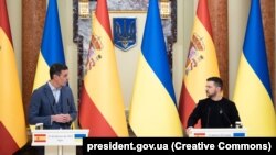 Президент України Володимир Зеленський і прем’єр-міністр Іспанії Педро Санчес (ліворуч). Київ, 23 лютого 2023 року