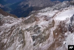 Planina Gamsspitzl sa glečerom Freigerferner u blizini Innsbrucka, Austrija, 25. septembra 2023. Glečer se podijelio na dva dijela, a oba su šuplja. Velike šupljine ukazuju na to da topli zrak struji kroz podnožje glečera, uzrokujući dodatno otapanje.