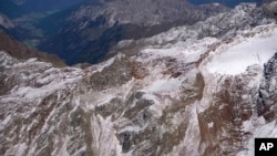 Planina Gamsspitzl sa glečerom Freigerferner u blizini Innsbrucka, Austrija, 25. septembra 2023. Glečer se podijelio na dva dijela, a oba su šuplja. Velike šupljine ukazuju na to da topli zrak struji kroz podnožje glečera, uzrokujući dodatno otapanje.