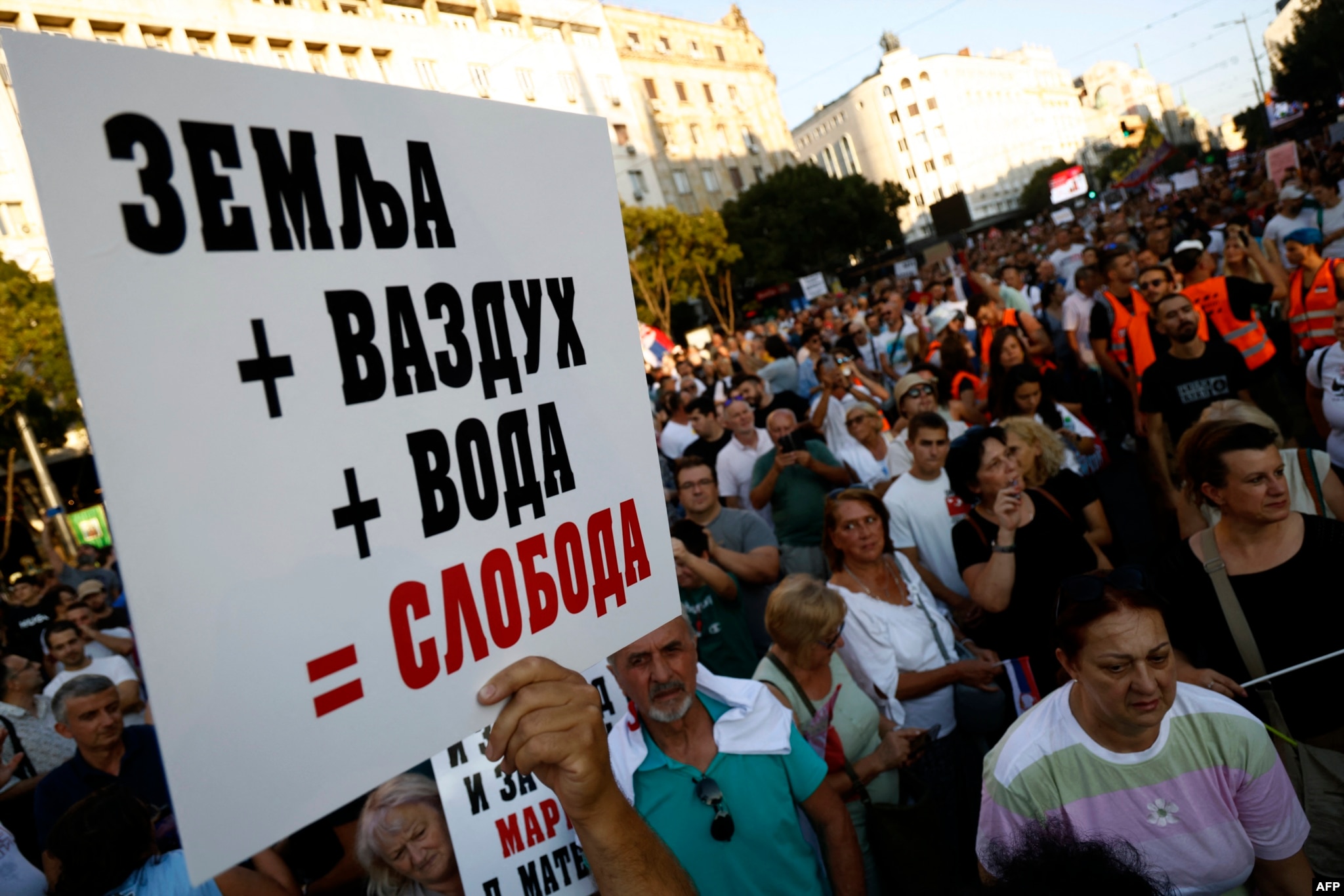 Një banderolë me mesazhin "Toka + Ajri + Uji = Liria" në një protestë kundër minierave të litiumit, Beograd, 10 gusht 2024.