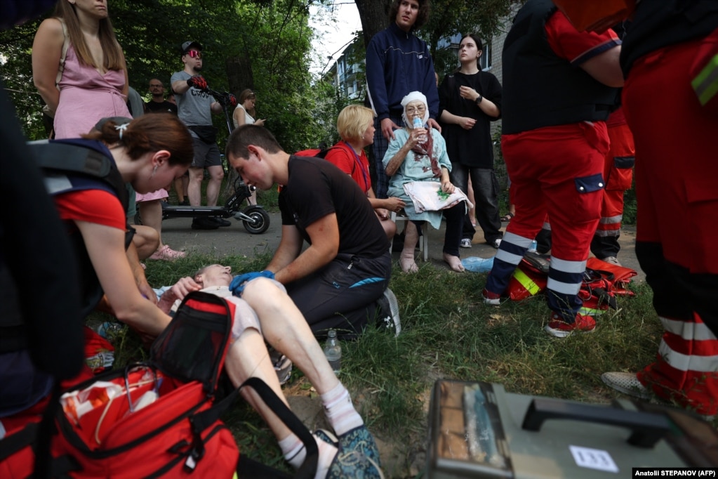 Рятувальники надають медичну допомогу пораненим в одному з житлових районів Києва