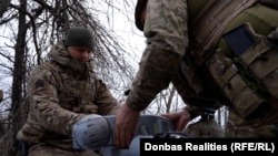 Pripadnici Oružanih snaga Ukrajine pripremaju osmatrački dron za let, regija Donjeck (arhivska fotografija)