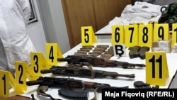 Oružje koje je zaplijenjeno tokom policijske operacije u Zvečanu u maju 2024. godine.