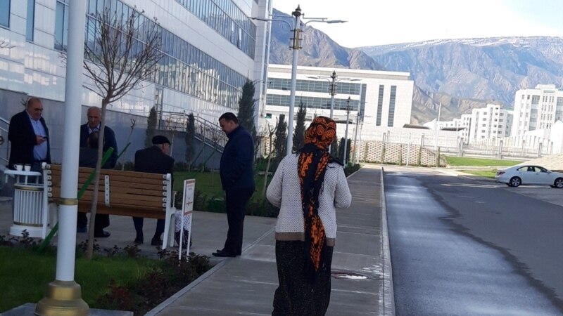 Türkmenistanda lukmanlar, mugallymlar işini terk edýär, pensiýadaky işgärler işe çagyrylýar