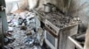 У житловому будинку в центрі селища Луч, що на Миколаївщині, під завалами розбомбленого даху залишилася кухня