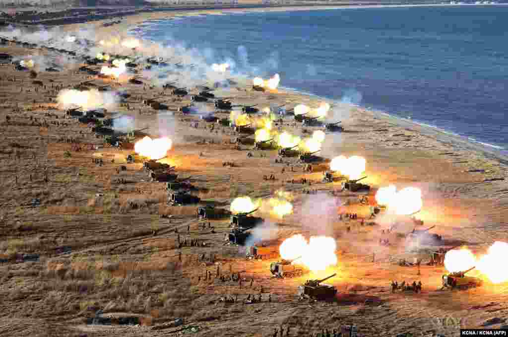 Vehicule de artilerie autopropulsate trag în mare dinspre Coreea de Nord la sfârșitul anului 2016. Potrivit Calibre Obscura, este &bdquo;greu să fim siguri de [impactul pe care l-ar putea avea armele nord-coreene], dar disponibilitatea crescută a muniției pentru artileria rusă sau a pieselor și [materialelor] pentru a menține artileria respectivă să tragă mai mult timp, ar face cu siguranță lucrurile mai dificile pentru Ucraina&rdquo;.
