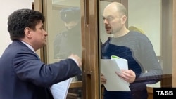 Vladimir Kara-Murza (dreapta) și avocatul său, Vadim Prokhorov, la Tribunalul din Moscova, în martie.