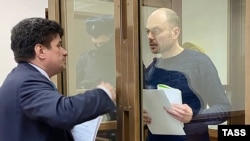 Vladimir Kara-Murza (dreapta), la o audiere preliminară din 6 martie 2023. El a fost arestat în aprilie 2022, iar procurorii au cerut o pedeapsă de 25 de ani de închisoare.