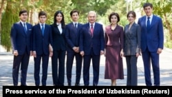 Predsednik Uzbekistana Šavkat Mirzijojev (četvrti sa desne strane) i članovi njegove porodice poziraju tokom glasanja na predsedničkim izborima u julu 2023.