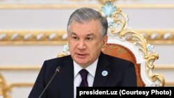 Шавкат Мирзиёев дар аввал барои шурӯи баъзе ислоҳот ситоиш, вале ҳоло барои саркӯби дигарандешӣ ва танқид мешавад. Ӯ соли 2016 зимоми қудратро адр Узбекистон ба даст гирифт