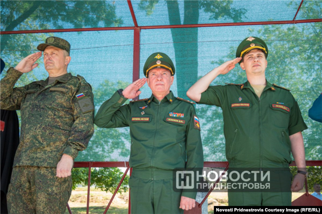 Dmitri Kelov (djathtas) në një fotografi të publikuar nga Novosti Pridnestrovia pranë Dmitri Zelenkov, shefit të Grupit Operativ të Trupave Ruse, 29 korrik 2022.